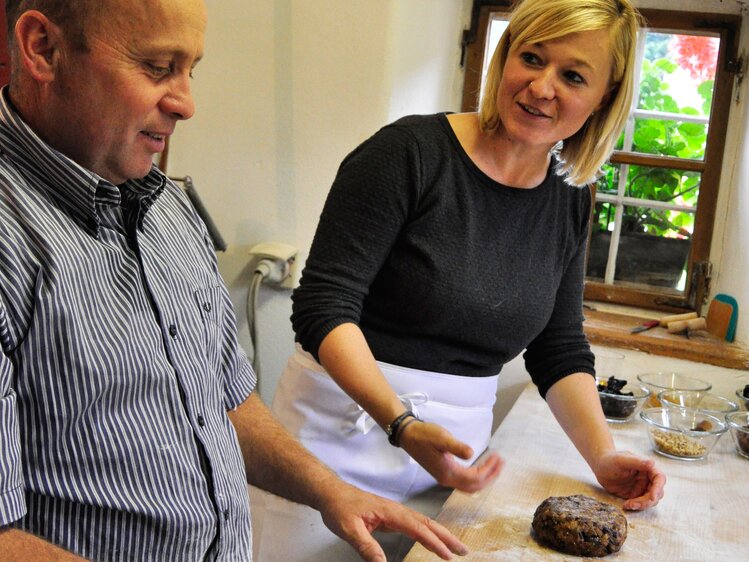 Bauer Johann erklärt, wie man Kletzenbrot macht | © Urlaub am Bauernhof Oberösterreich / Harald Puchegger