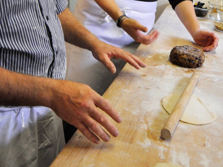 Bauer Johann erklärt, wie man Kletzenbrot macht | © Urlaub am Bauernhof Oberösterreich / Harald Puchegger