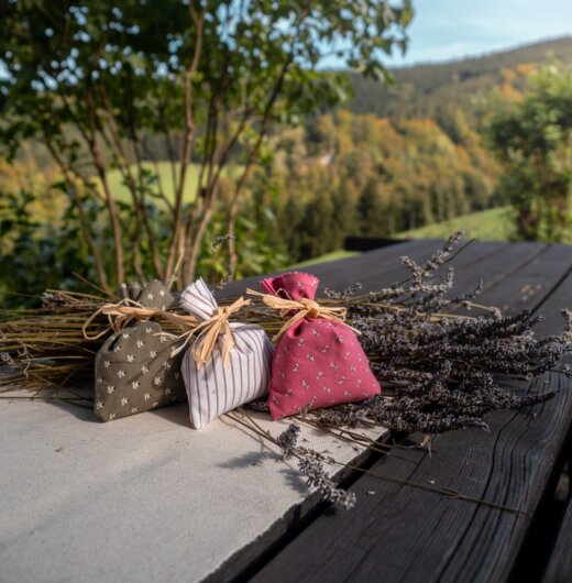 Kräutersackerl, selbst gemacht, liegen auf dem Tisch | © Urlaub am Bauernhof Oberösterreich / Viktoria Urbanek