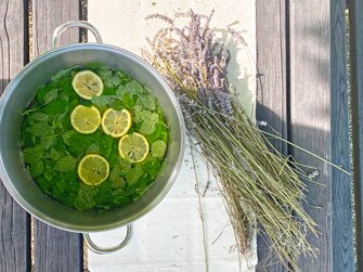 Zutaten für Kräutersirup und Lavendel liegen auf einem Tisch | © Urlaub am Bauernhof Oberösterreich / Jasmin Kreulitsch