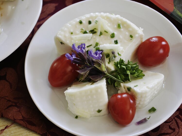 Schaffrischkäse vom Bauernhof angerichtet mit Salat und Tomaten | © Urlaub am Bauernhof Oberösterreich / Harald Puchegger