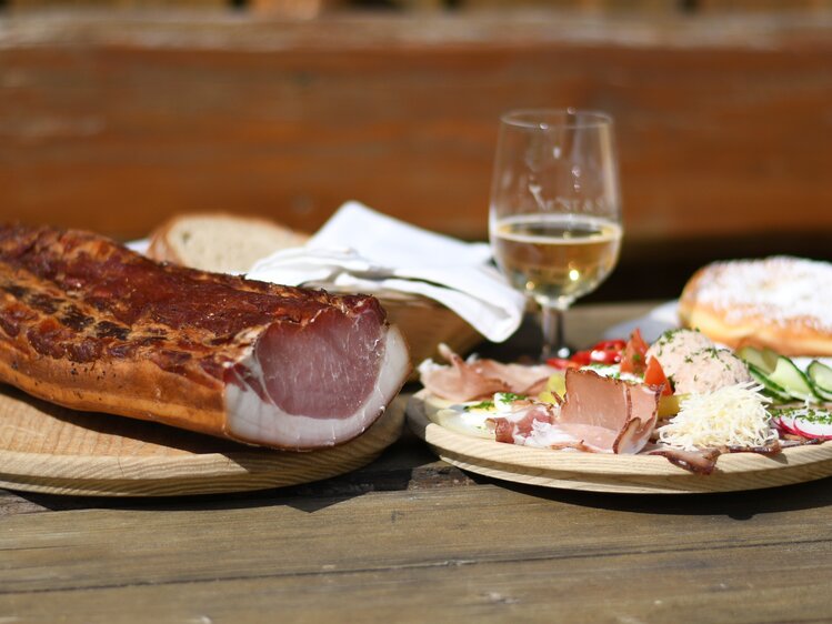 Brettljause mit Speck, Bauernkrapfen, Aufstrichen und einem Glas Cider | © Urlaub am Bauernhof Oberösterreich / Harald Puchegger