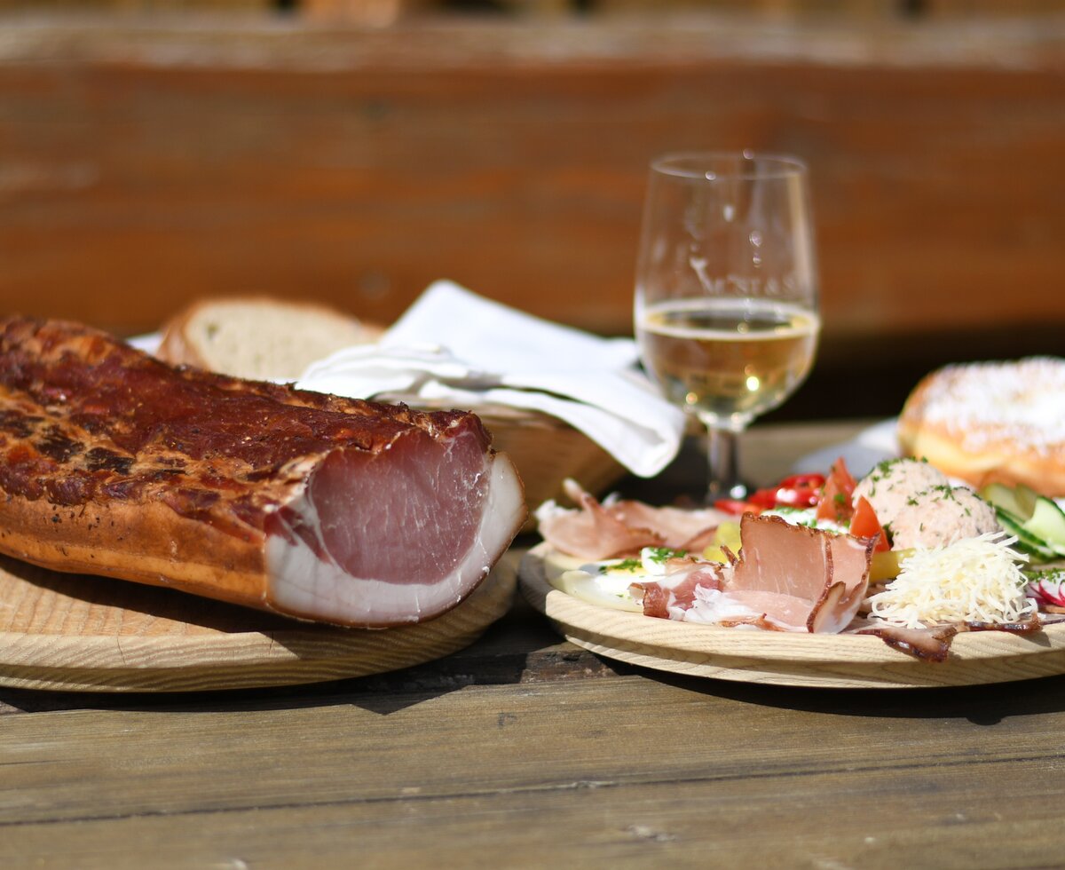 Brettljause mit Speck, Bauernkrapfen, Aufstrichen und einem Glas Cider | © Urlaub am Bauernhof Oberösterreich / Harald Puchegger