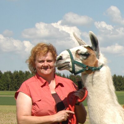 Bäuerin Maria Weixlbaumer mit Lama | © Urlaub am Bauernhof Oberösterreich / Maria Weixlbaumer