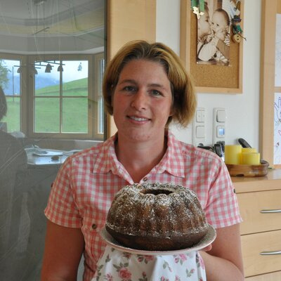 Bäuerin Angelika Gösweiner mit saftigem Gugelhupf | © Urlaub am Bauernhof Oberösterreich / Angelika Gösweiner