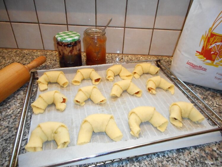 Ein Backbleck mit süßen Erdäpfelkipferln vor dem Backen | © Urlaub am Bauernhof Oberösterreich / Helga Kitzmüller