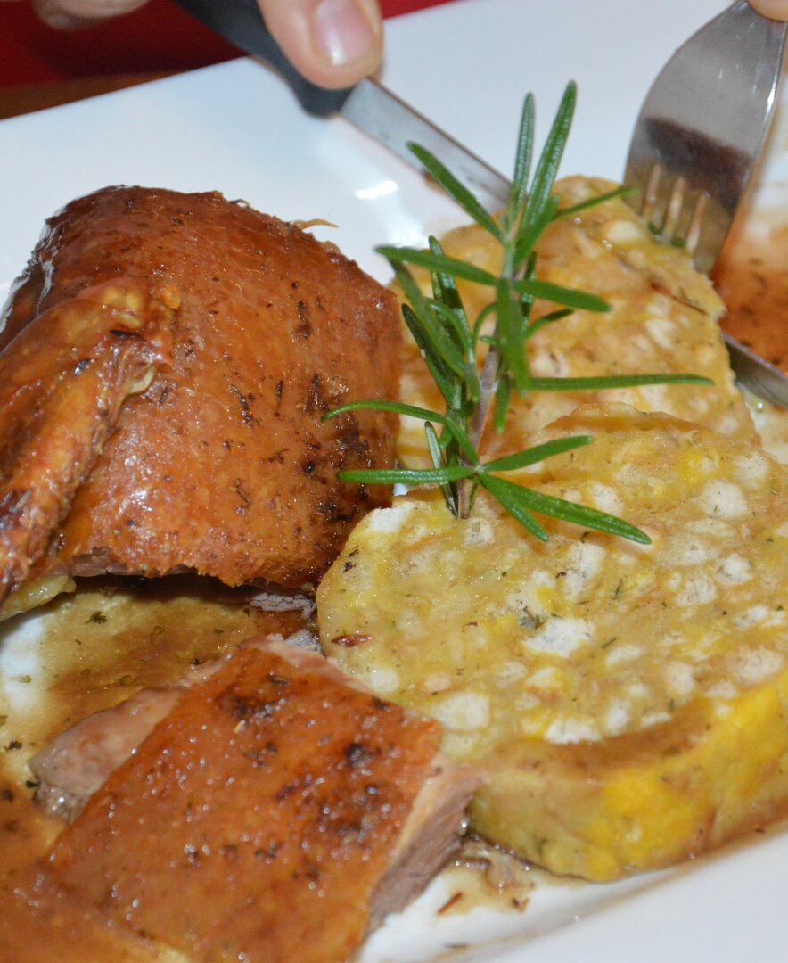 Gänsebraten mit Semmelknödel und Erdäpfel ist auf einem Teller angerichtet. | © Urlaub am Bauernhof Oberösterreich / Brigitte Doblhamer