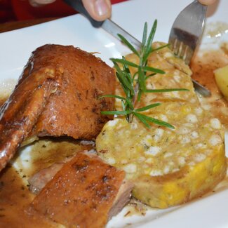 Gänsebraten mit Semmelknödel und Erdäpfel ist auf einem Teller angerichtet. | © Urlaub am Bauernhof Oberösterreich / Brigitte Doblhamer