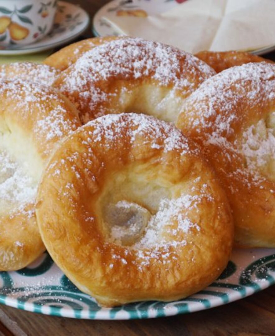 Frische Bauernkrapfen stehen auf dem Tisch. | © Urlaub am Bauernhof Österreich