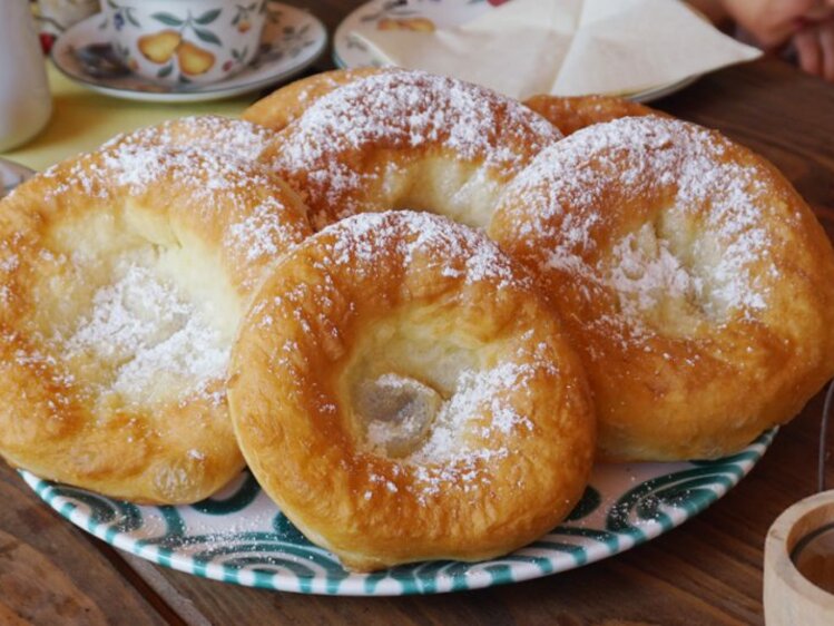 Frische Bauernkrapfen stehen auf dem Tisch. | © Urlaub am Bauernhof Österreich