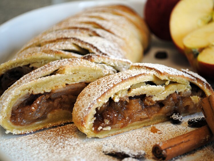 Stücke vom frisch gebackenen mürben Apfelstrudel liegen auf dem Teller. | © Urlaub am Bauernhof Oberösterreich / Manuela Edlbauer