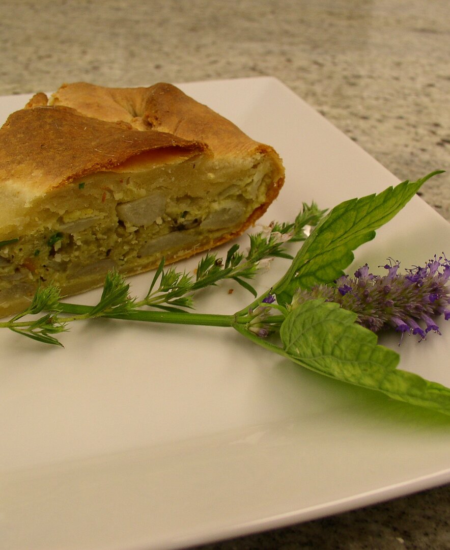 Spargelstrudel angerichtet mit frischen Wildkräutern | © Urlaub am Bauernhof Oberösterreich / Gabriele Reisinger