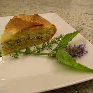 Spargelstrudel angerichtet mit frischen Wildkräutern | © Urlaub am Bauernhof Oberösterreich / Gabriele Reisinger