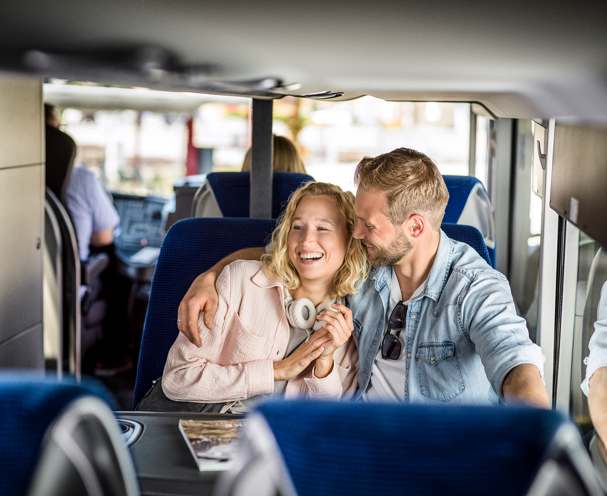 Ein Paar sitzt in einem Bus und umarmt sich | © Oberösterreichischer Verkehrsverbund GmbH