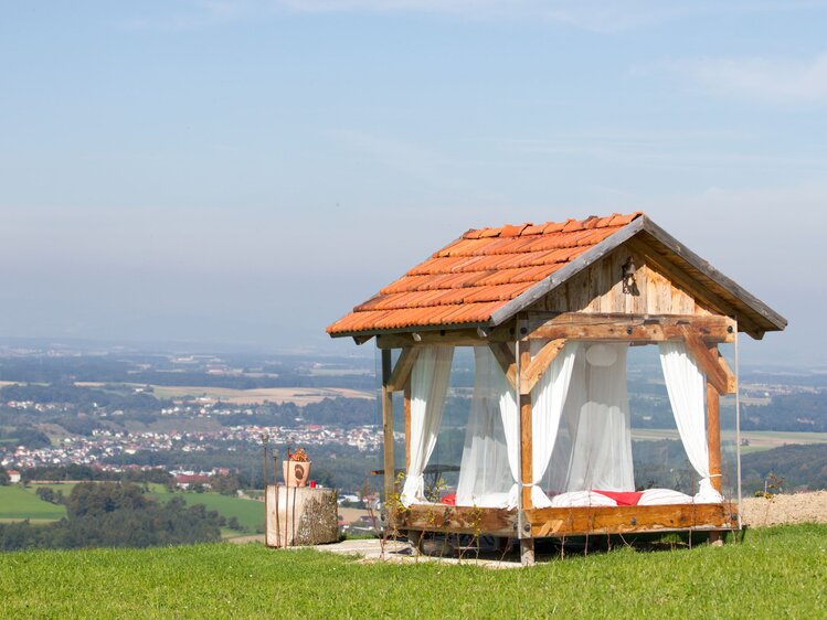 Panoramabett am Hochhubergut in Aschach/Steyr, Nationalparkregion Kalkalpen | © Urlaub am Bauernhof Oberösterreich / Daniel Gollner