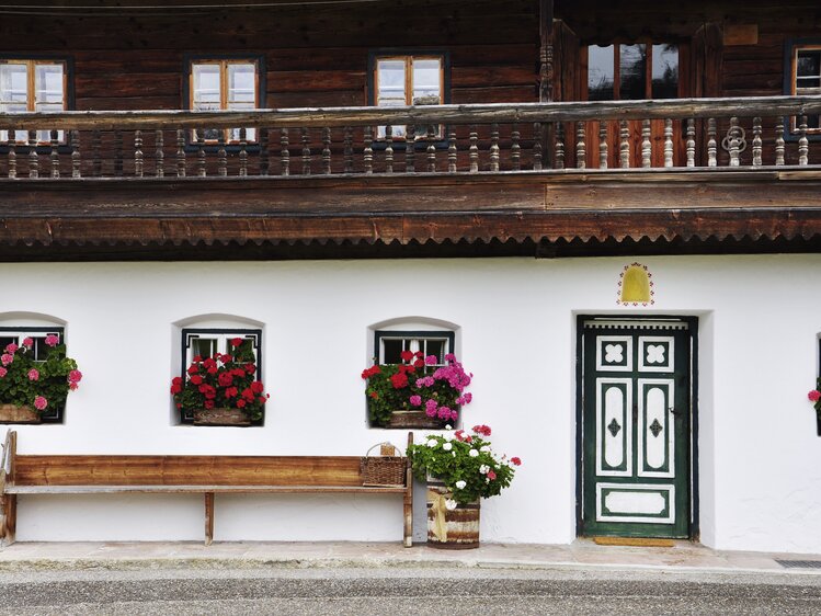 Hausbank vor dem Kaspergut in Feldkirchen/Mattighofen, Innviertel-Hausruckwald | © Urlaub am Bauernhof Oberösterreich / Harald Puchegger