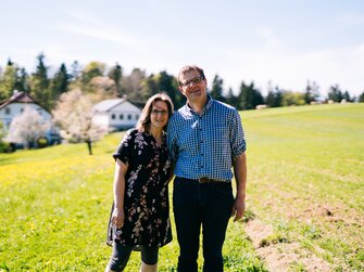 Regina und Thomas vom Biohof Stadler in Oberkappel, Mühlviertel | © Urlaub am Bauernhof Oberösterreich / Daniel Gollner