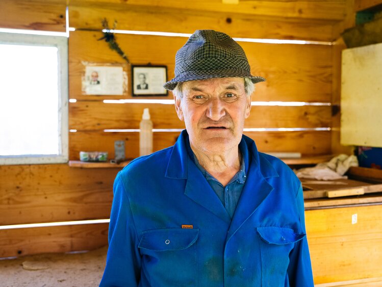 Imker in seinem Bienenhaus | © Urlaub am Bauernhof Oberösterreich / Daniel Gollner