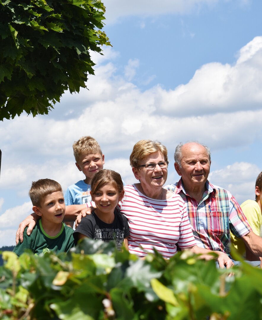 Familie Kaineder vom Biohof Schafflhof | © Urlaub am Bauernhof Oberösterreich / Harald Puchegger