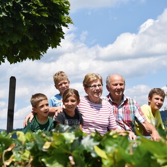 Familie Kaineder vom Biohof Schafflhof | © Urlaub am Bauernhof Oberösterreich / Harald Puchegger