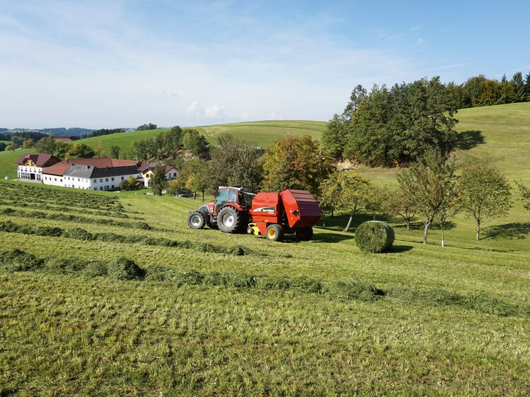 Ballen pressen am Löschgruberhof | © Urlaub am Bauernhof Oberösterreich / Harald Puchegger