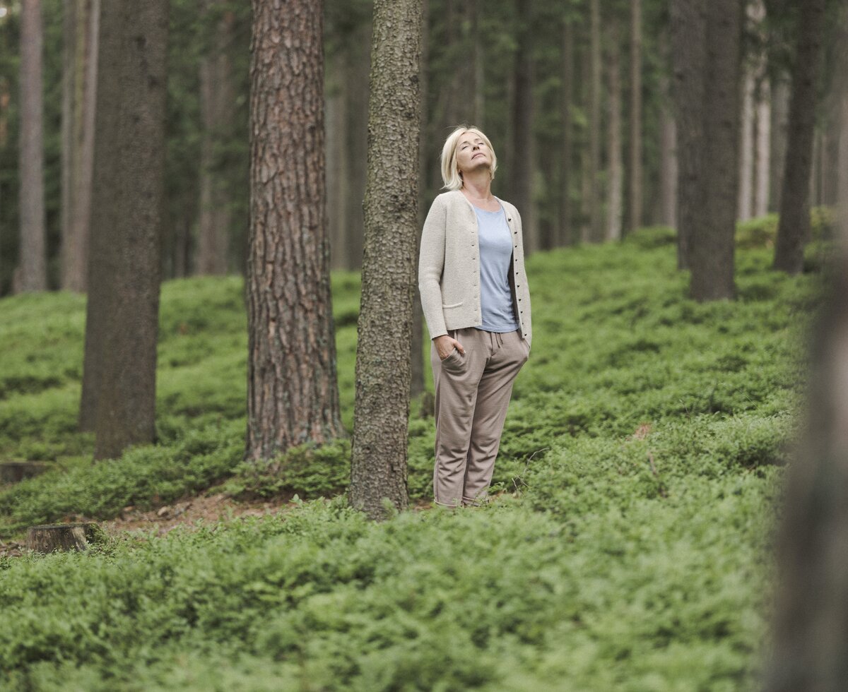 Frau am Waldluftbaden im Moorwald Bad Leonfelden, Mühlviertel | © Oberösterreich Tourismus GmbH / Robert Maybach