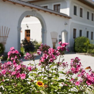 Blumenschmuck vor einem Mühlviertler Dreikanthof, dem Görlitzerhof in Niederwaldkirchen | © Urlaub am Bauernhof Oberösterreich / Karin Lohberger