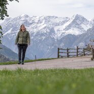 Bäuerin spaziert auf ihrem Ferienhof Zamsegg in Vorderstoder, Nationalparkregion Kalkalpen | © Oberösterreich Tourismus GmbH / Martin Fickert