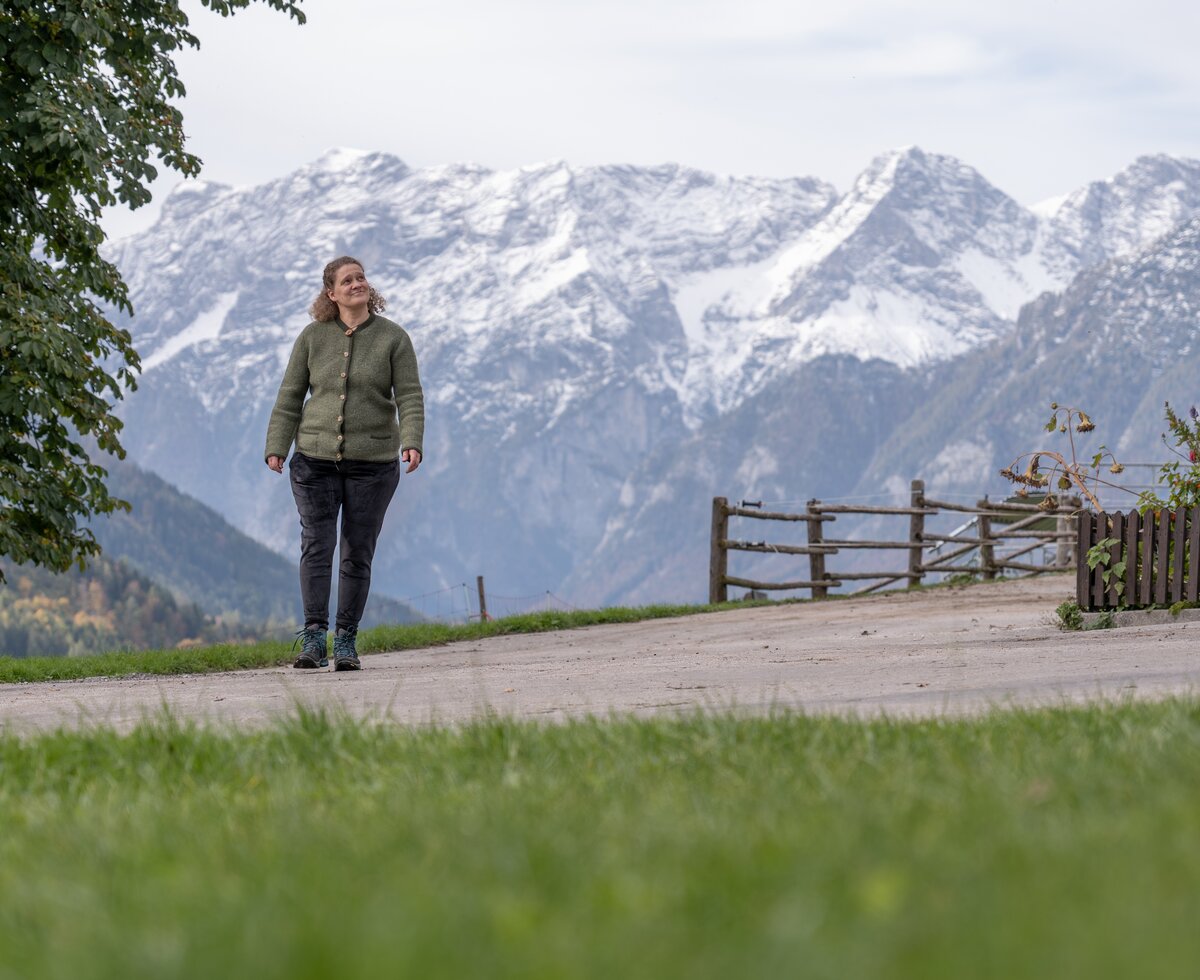 Bäuerin spaziert auf ihrem Ferienhof Zamsegg in Vorderstoder, Nationalparkregion Kalkalpen | © Oberösterreich Tourismus GmbH / Martin Fickert