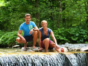 Frau und Mann beim Kneippen in einem Fluss im Almtal, Salzkammergut | © Urlaub am Bauernhof Oberösterreich / Waldness im Almtal