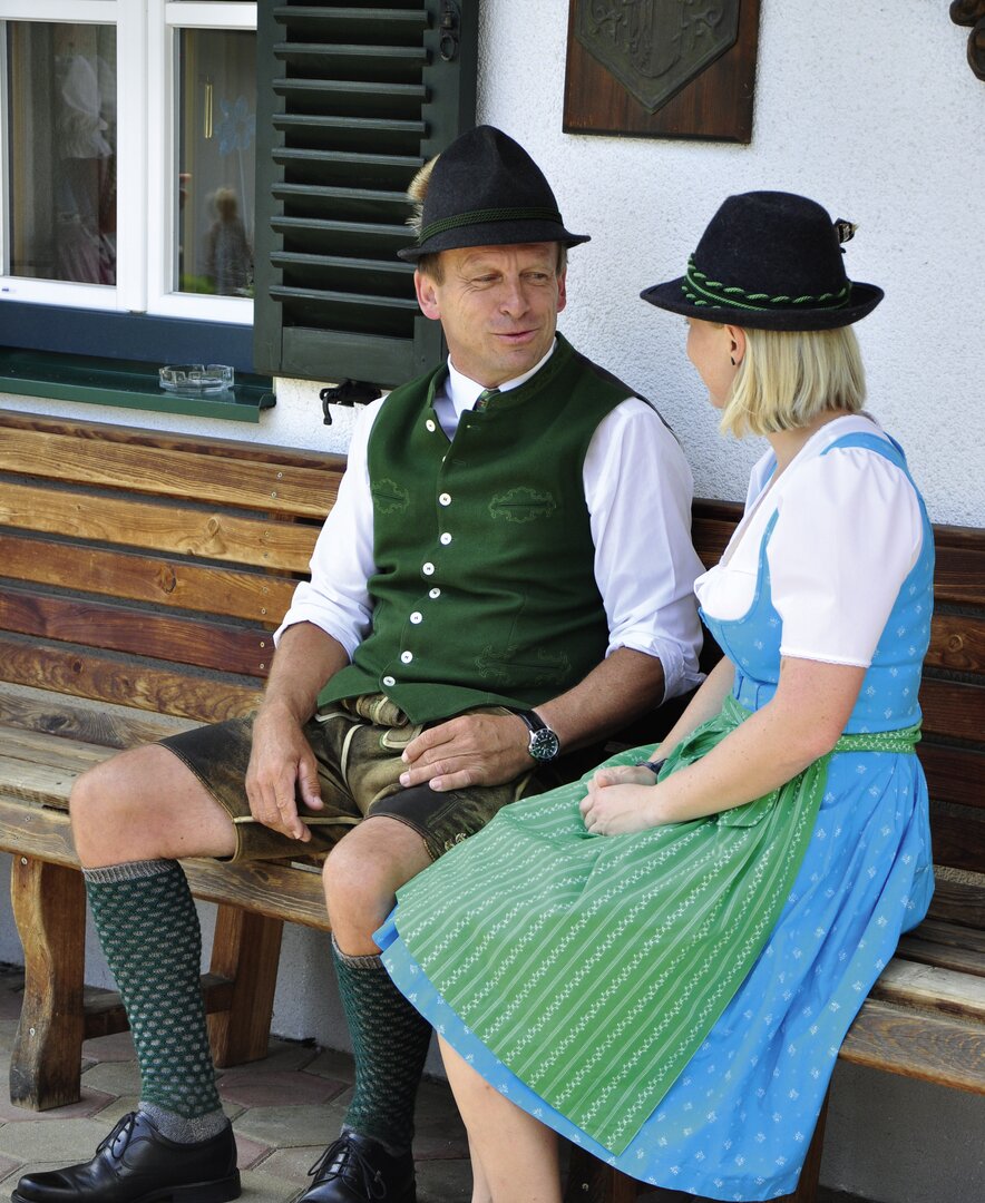 Mann und Frau in Tracht, Lederhose und Dirndl, im Salzkammergut | © Urlaub am Bauernhof Oberösterreich / Harald Puchegger