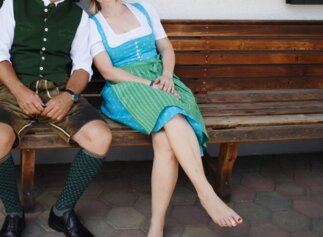 Mann und Frau in Tracht, Lederhose und Dirndl, im Salzkammergut | © Urlaub am Bauernhof Oberösterreich / Harald Puchegger