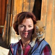 Katze sitzt auf der Schulter der Bäuerin | © Urlaub am Bauernhof Oberösterreich / Harald Puchegger