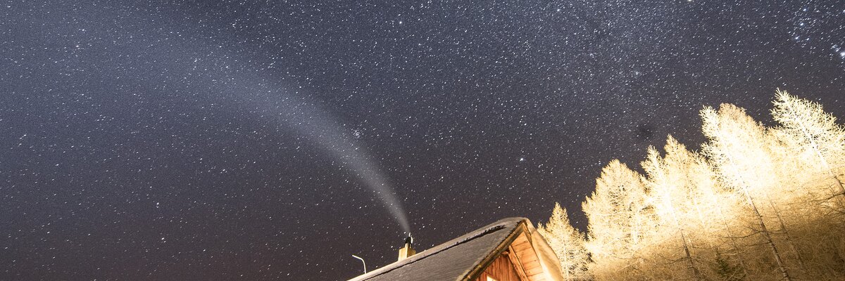 Winterliche Berghütte unter dem Sternenhimmel, Nationalparkregion Kalkalpen | © Oberösterreich Tourismus GmbH / David Lugmayr