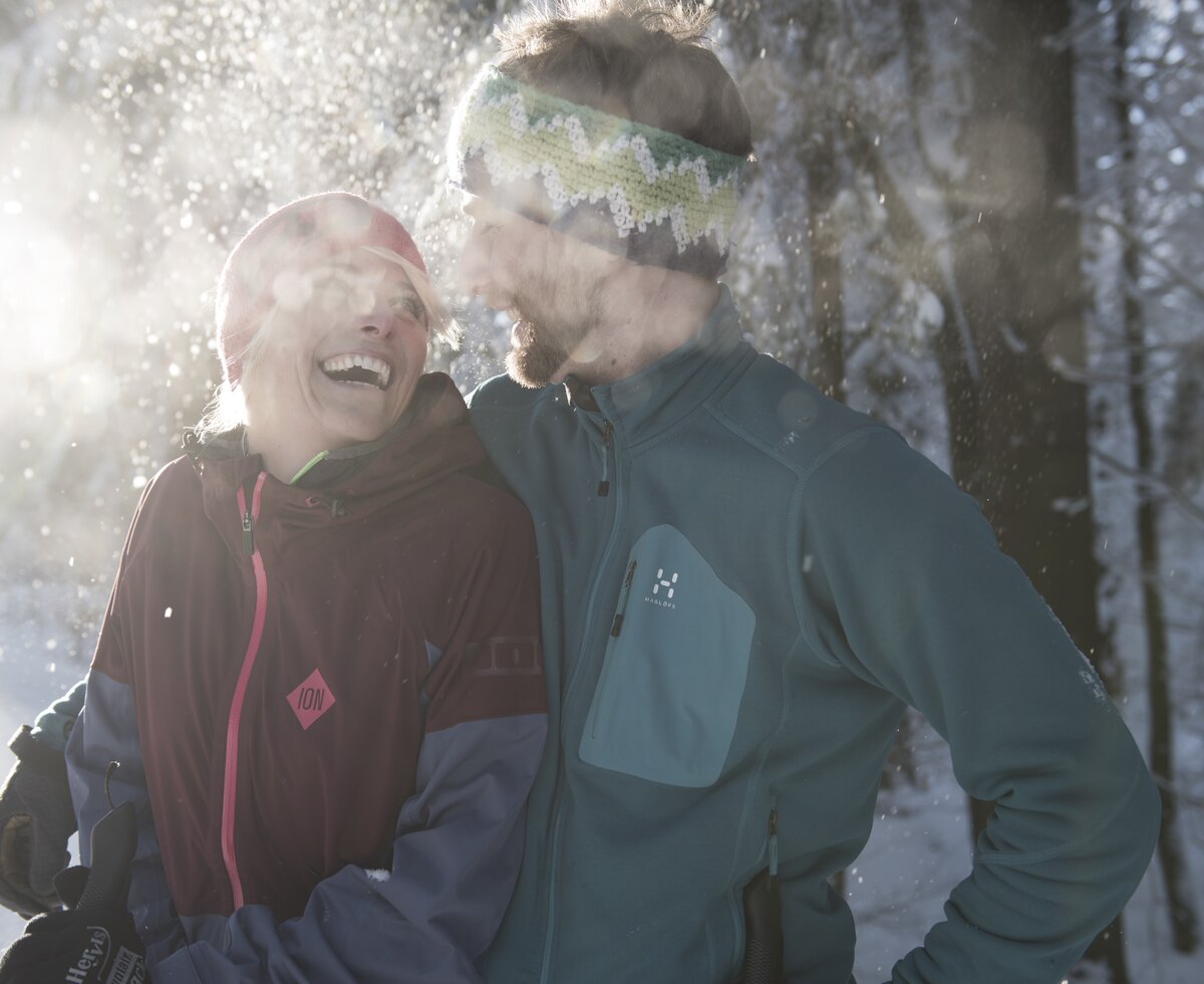 Paar umarmt sich in winterlicher Landschaft | © Oberösterreich Tourismus GmbH / David Lugmayr