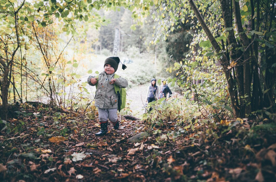 Bub wandert mit Rucksack im Wald | © Urlaub am Bauernhof / Daniel Gollner