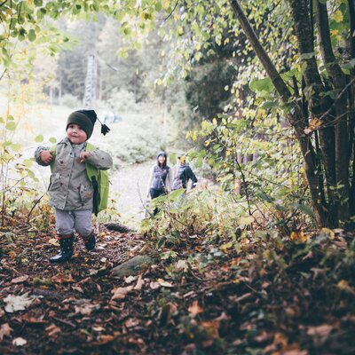 Bub wandert mit Rucksack im Wald | © Urlaub am Bauernhof / Daniel Gollner