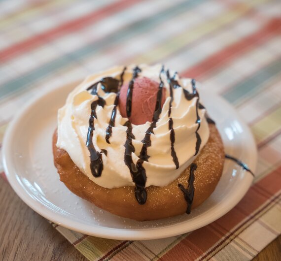 Fertiger Bauernkrapfen mit Mosteis | © Urlaub am Bauernhof / Daniel Gollner