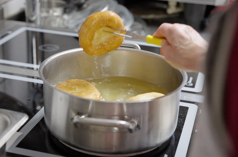 Krapfen kommen aus Oel  | © Urlaub am Bauernhof / Daniel Gollner