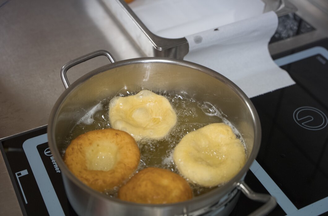 Krapfen bruzeln in heissem oel | © Urlaub am Bauernhof / Daniel Gollner