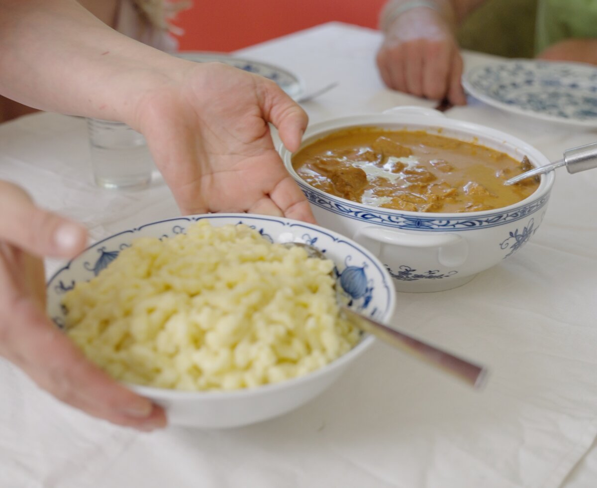 Kalbsrahmgulasch mit Spaetzle | © Urlaub am Bauernhof / Daniel Gollner