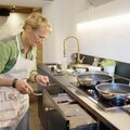 Bäuerin kocht in der Küche | © Urlaub am Bauernhof / Daniel Gollner