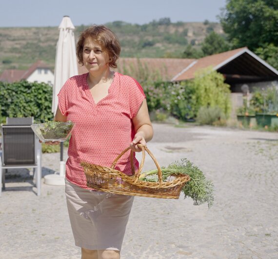 Frau kommt mit Gemuese aus Garten | © Urlaub am Bauernhof / Daniel Gollner