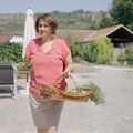 Frau kommt mit Gemuese aus Garten | © Urlaub am Bauernhof / Daniel Gollner