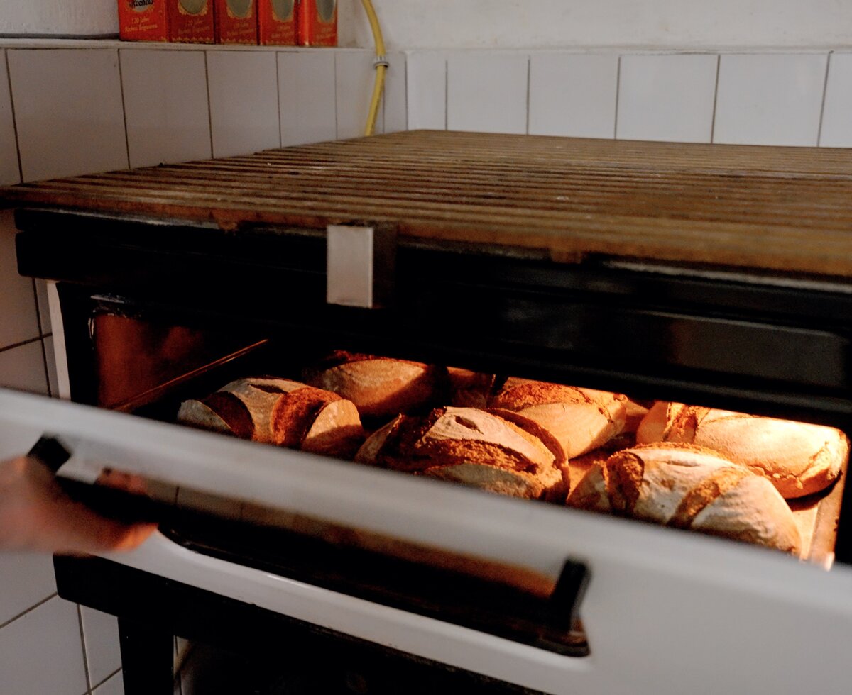 Brot kommt in Ofen | © Urlaub am Bauernhof / Daniel Gollner