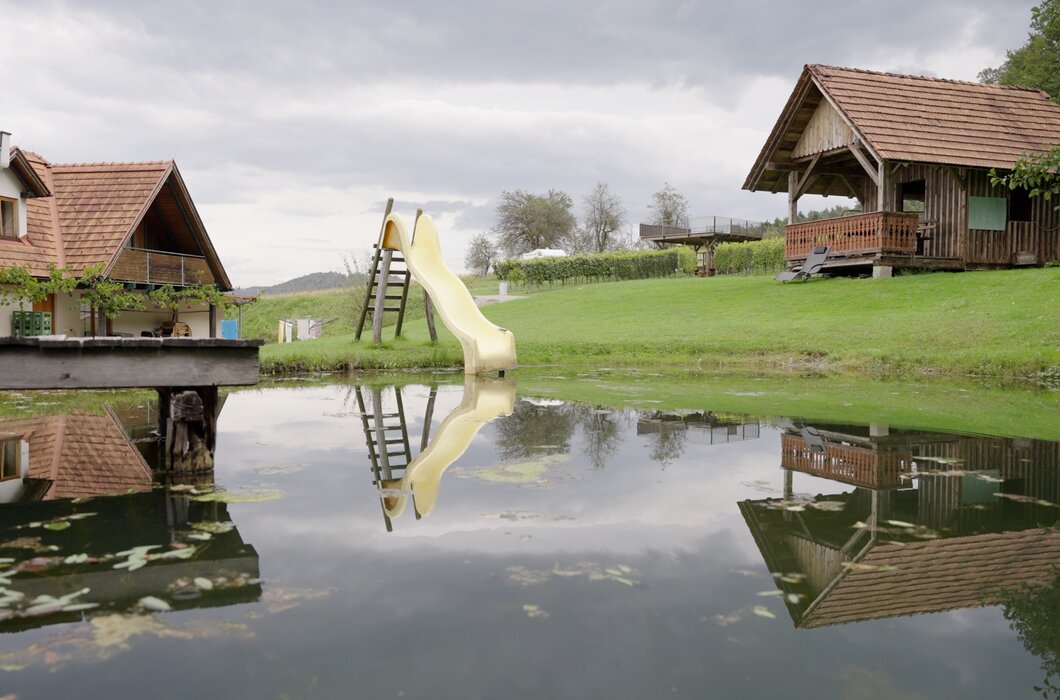 Teich und Rutsche vor dem Hof | © Urlaub am Bauernhof / Daniel Gollner