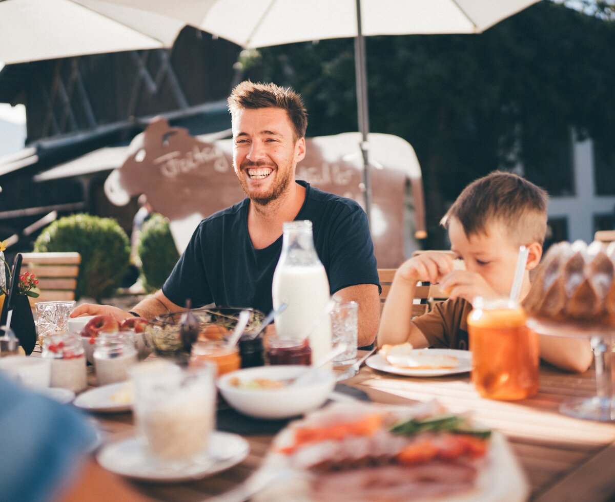 Familie sitzt beim Frühstück | © Urlaub am Bauernhof / Daniel Gollner