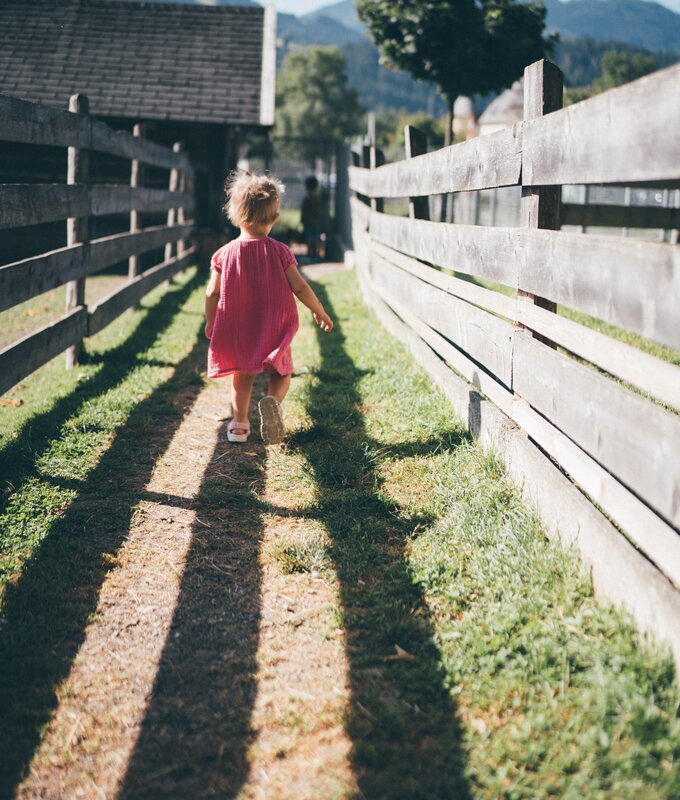 Kind spaziert | © Urlaub am Bauernhof / Daniel Gollner