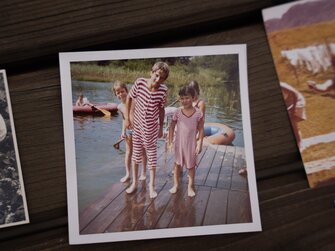 Der Gastgeber Peter Scheriau mit Gästen beim Schwimmen am See | © Daniel Gollner / Urlaub am Bauernhof