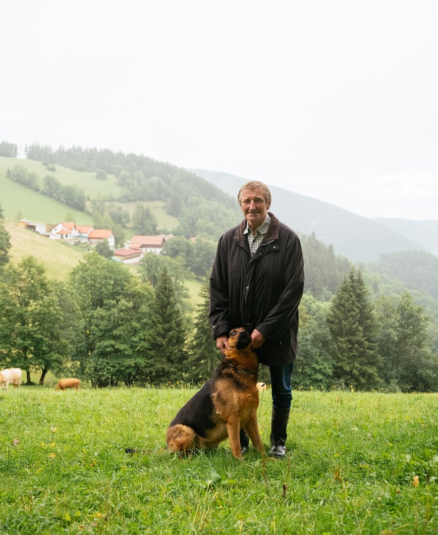 Der Gastgeber vom Bauernhof Morgenbesser samt Hofhund | © Daniel Gollner / Urlaub am Bauernhof